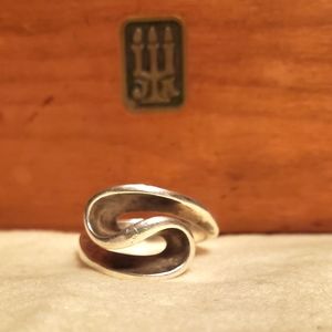 James Avery Retired Sculpted Ribbon Ring , size 8.5